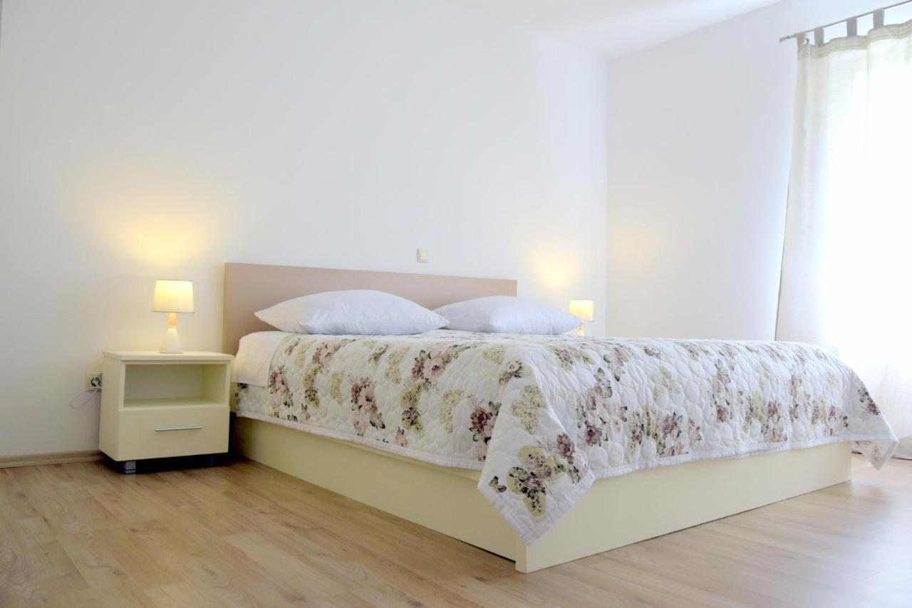 James Bond Apartments Palit Екстер'єр фото