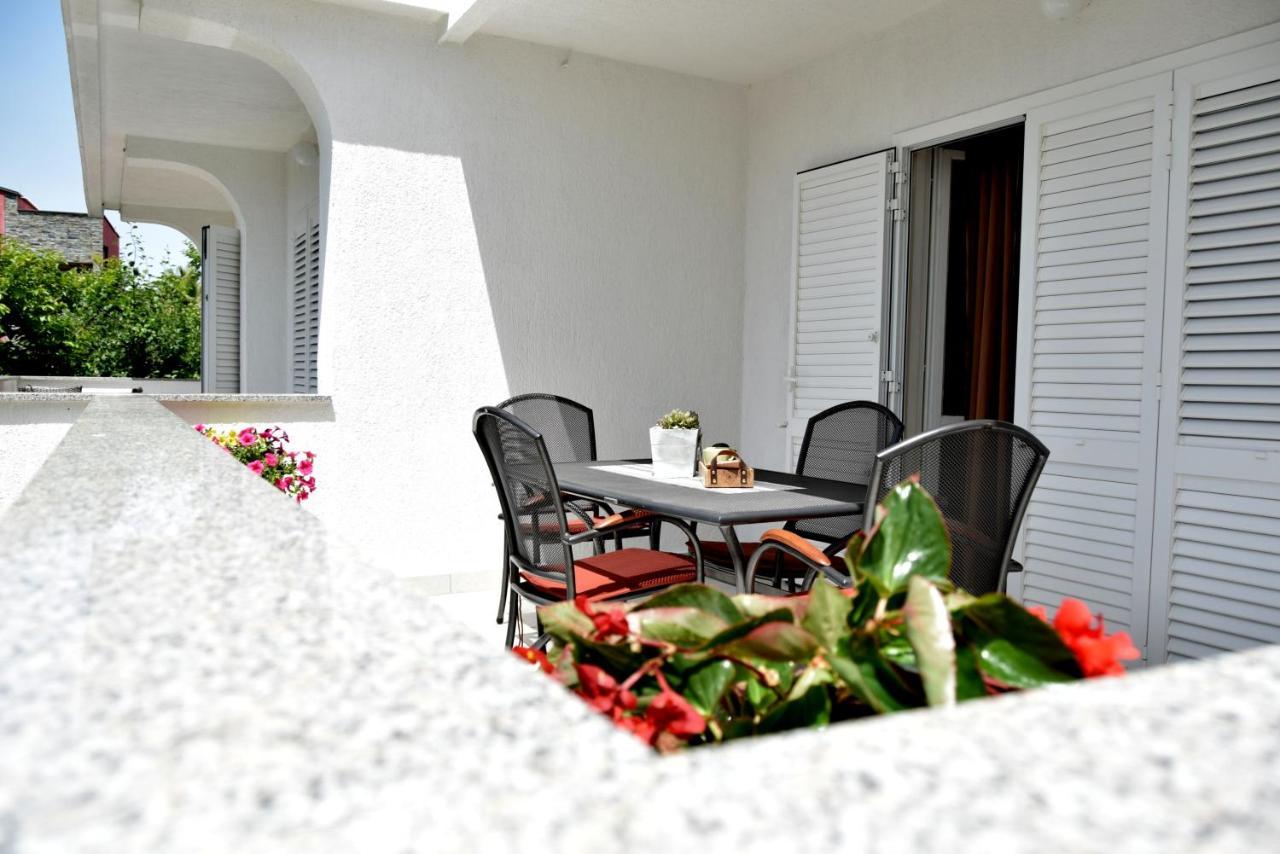 James Bond Apartments Palit Екстер'єр фото
